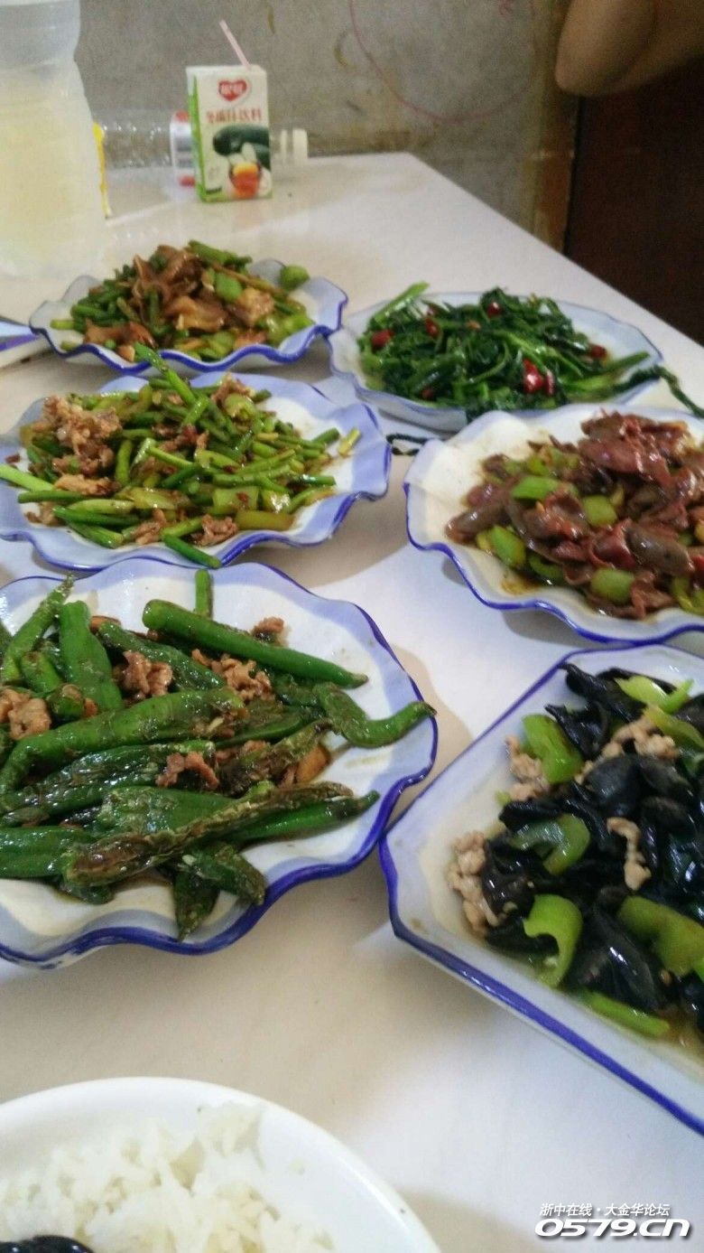两个人吃饭要不要这么多菜!