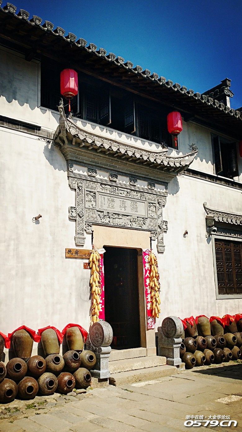 百年老宅修建成只有三间房的客栈,精致而富有历史韵味.