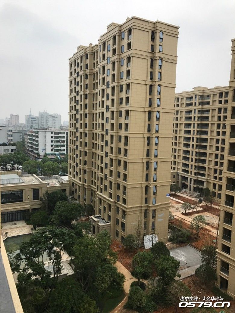 抬头一看,欧景名城外墙一大片都掉落了