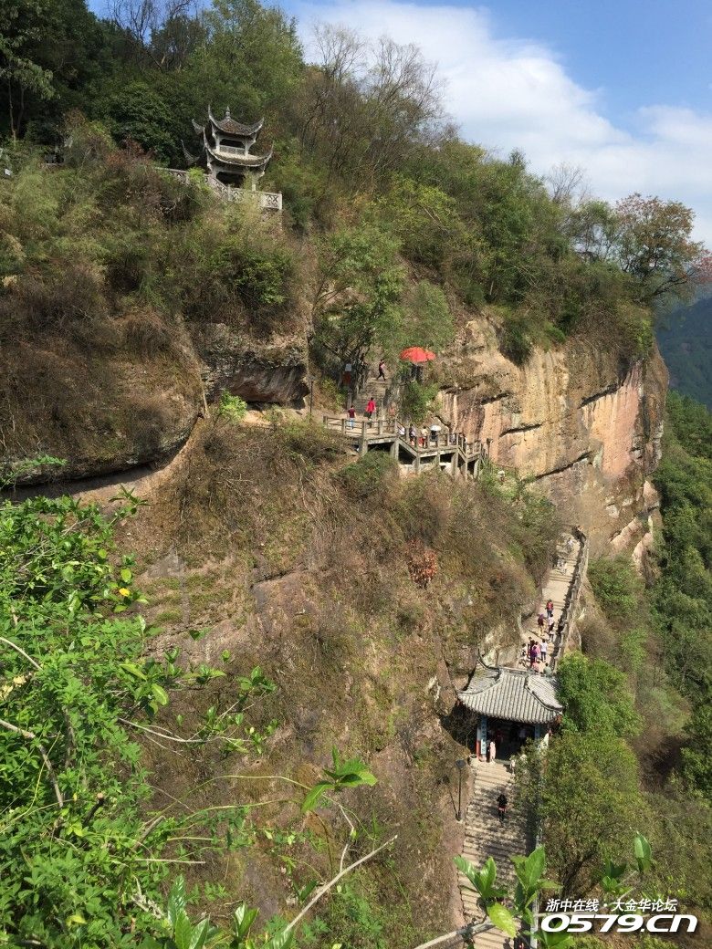 现在方岩过天桥又多了一个平安殿,在天桥上拍山路