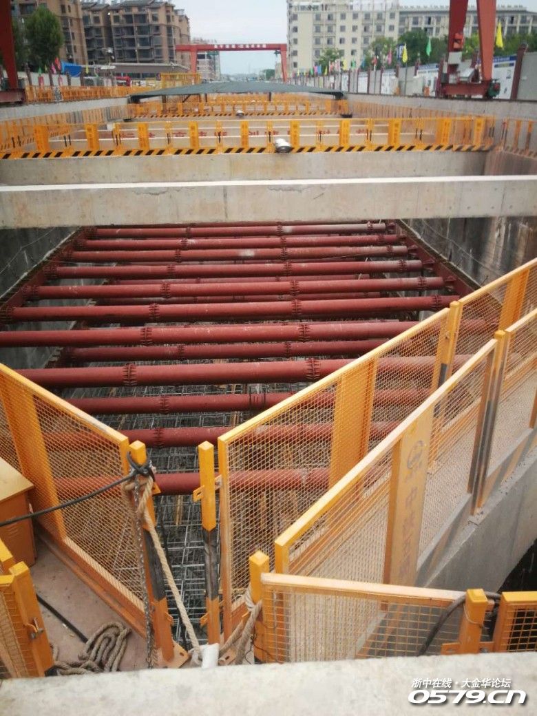 金华南站的轻轨施工现场