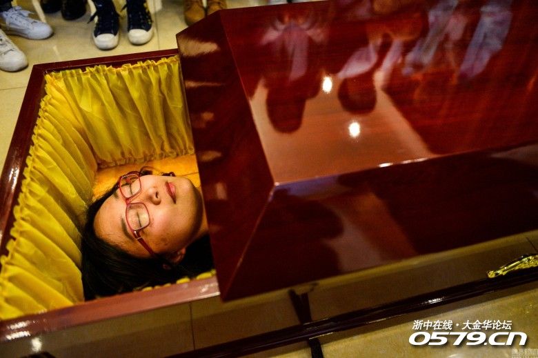 金华殡仪馆邀你"躺棺材",体验"死亡5分钟"
