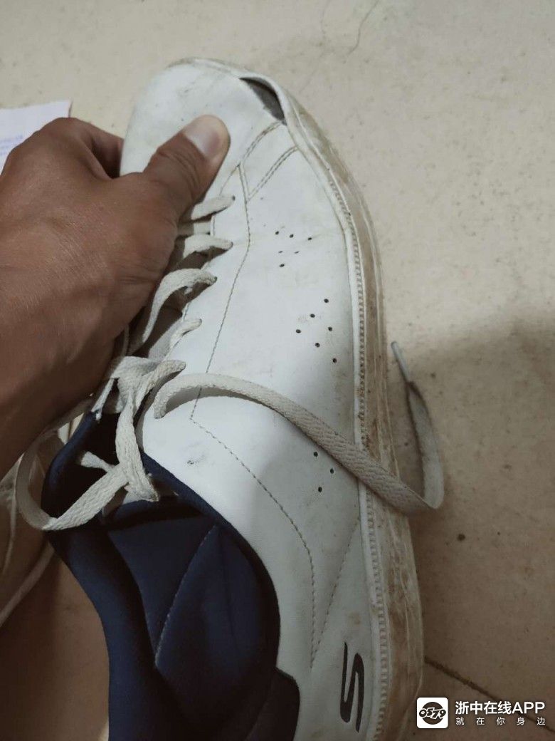 楼道的鞋子打胶,拿了楼道的鞋_大山谷图库