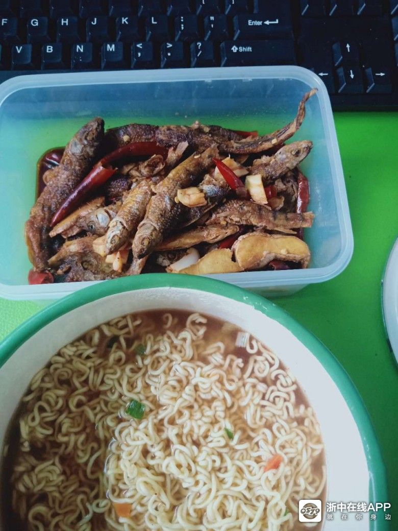 妈妈为我准备的鱼,中午办公室吃泡面!