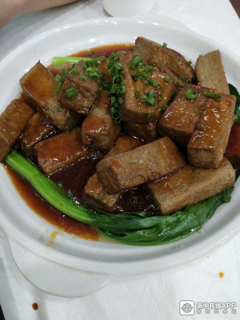 之前吃过一种黑豆,黑芝麻,鸡蛋做的黑豆腐.