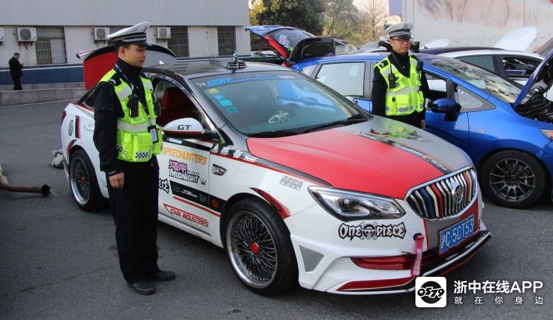 炸街党凉凉,交警共查处非法改装车105辆,现场装备掉一地
