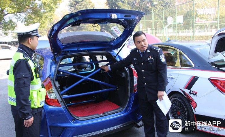 炸街党凉凉,交警共查处非法改装车105辆,现场装备掉一地