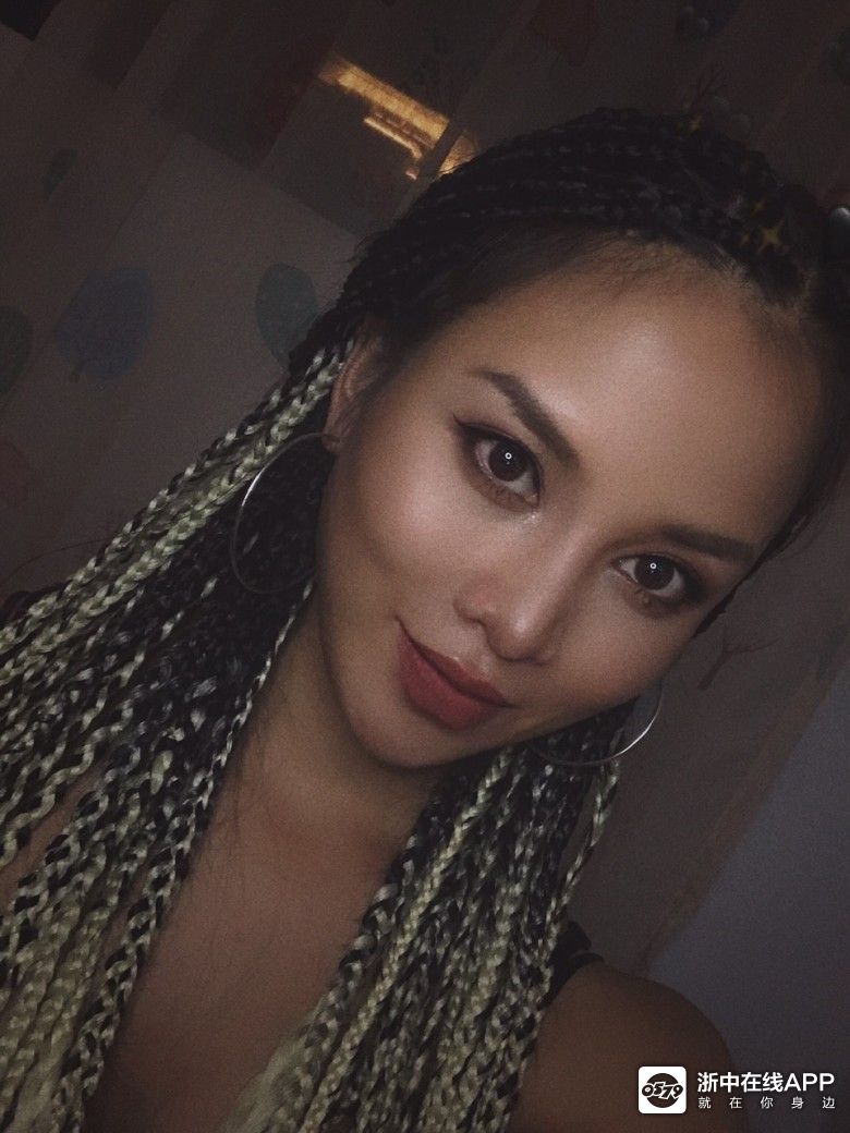 小麦色皮肤小姐姐