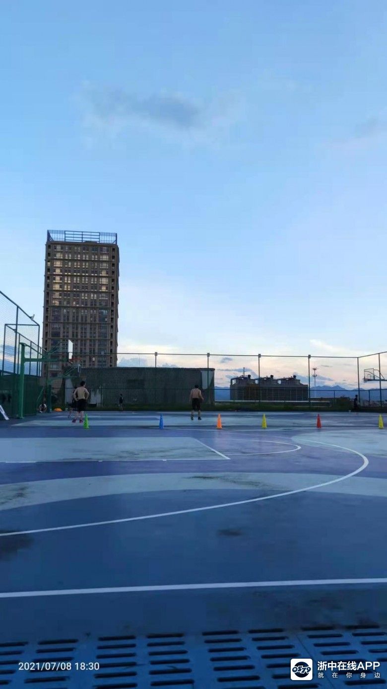 万泰购物广场楼顶篮球场