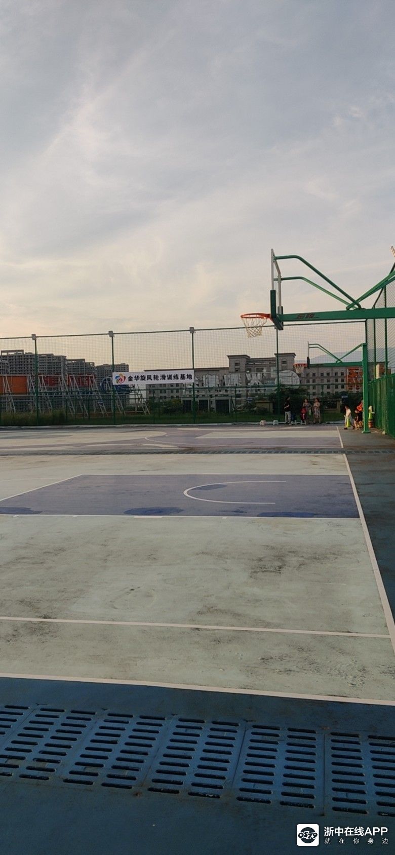 凤城广场篮球场图片