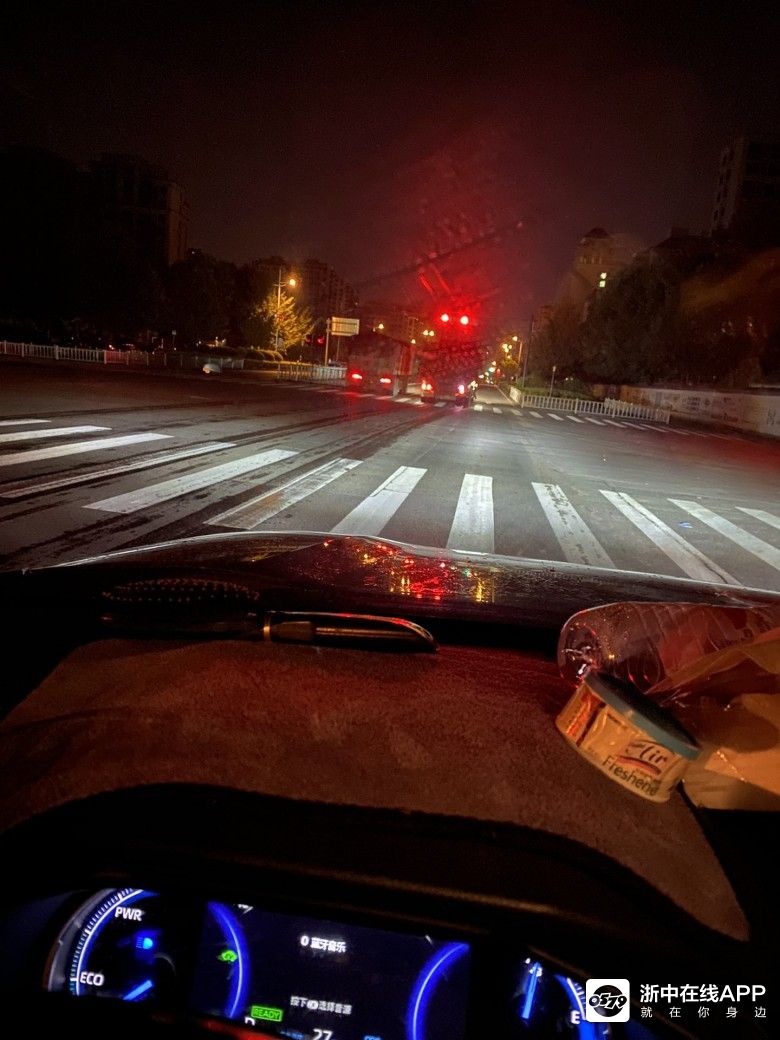 有个屁用!昨天大晚上我还在八一南街那看到几个渣土车闯红灯呢.