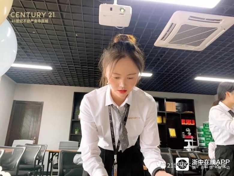 图为公司给袁芳过得生日照