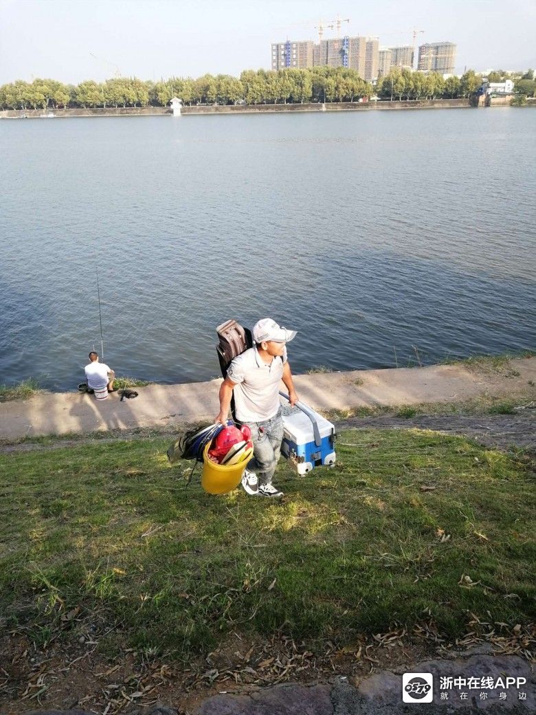 彩虹湖公园钓鱼图片