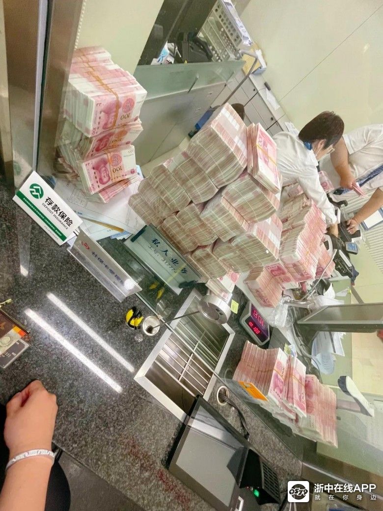 嫌银行服务太差,大v当场取走5000000现金!银行回应